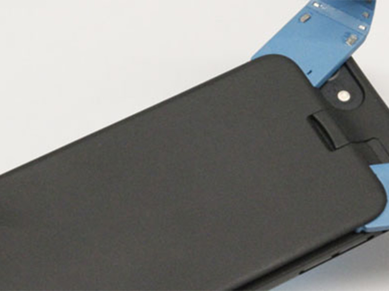 طالب ألماني يبتكر حقيبة هوائية لحماية الهواتف عند السقوط